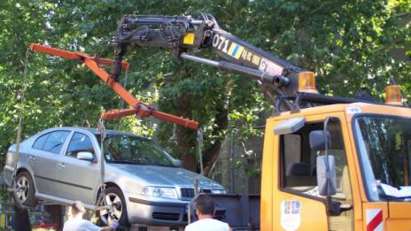 Вдигат паркиралите коли на място за автобуси край пристанището
