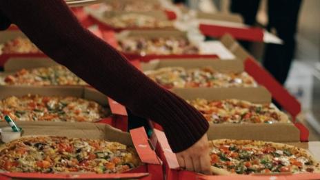 Куриер да си в днешното пандемично време: 2 бона заплата да разнасяш пици