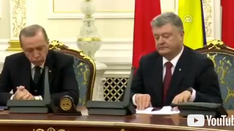 Ердоган заспа на пресконференция с Порошенко (Видео)