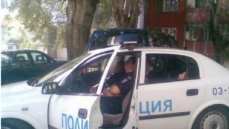 Полицай дремна на работа, после осъди МВР