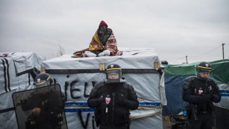 Над 1200 полицаи ще участват утре в операцията по премахване на лагера „Джунглата“ край Кале