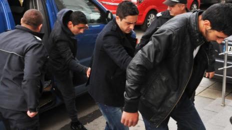 Закопчаха 12 българи и двама турци за трафик на бежанци
