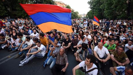 Опозиционерите в Армения прекратяват блокадата, подготвят демонстрация 