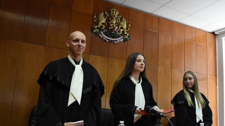Ученици осъдиха условно шофьор, убил човек на пътя (СНИМКИ)