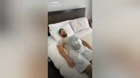 Мъжете нямат представа какво е това, но пък пробват: Бременност!? ВИДЕО