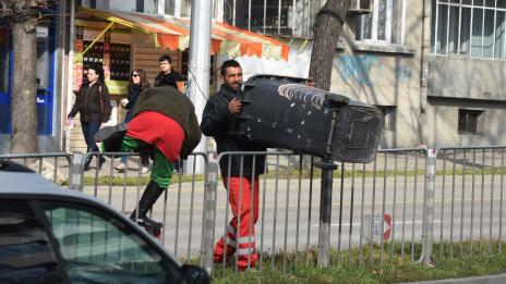 За работниците от чистотата във Варна мантинелите не са пречка (СНИМКИ)