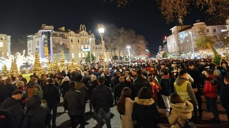 Протест и шествие срещу властта във Варна (СНИМКИ/ВИДЕО)