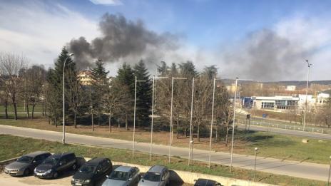 Избухна пожар в района на &quot;Метро&quot; във Варна (СНИМКИ)