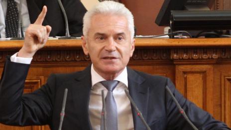 В отсъствието на „Атака” свалиха имунитета на Сидеров
