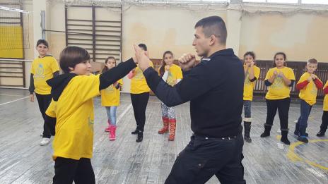 Малки полицаи в Девня се учат на самозащита