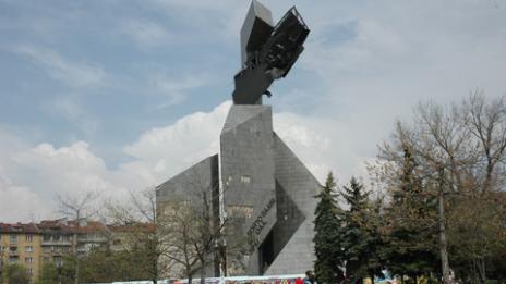 Паметникът "1300 години България" вече е в историята