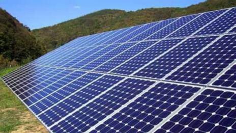 Европа изостава в зелената енергия точно когато цените започват да падат