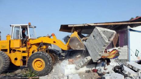 В Гърция започват масово да бутат незаконни постройки  