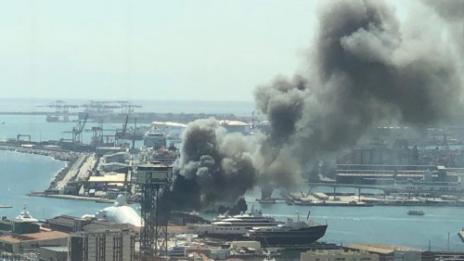 Пожар в голям завод край Барселона