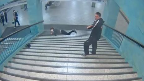 Пак атака в метрото в Берлин: Мъж ритна друг по стълбите (Видео)