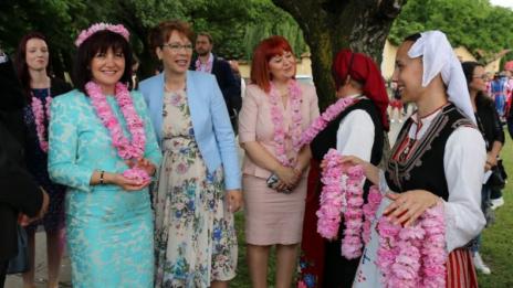 Туристи от цял свят се включиха в розобера в Казанлък