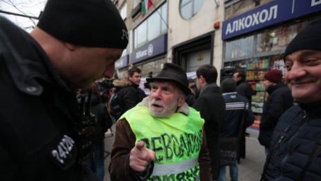 Протестиращи напират пред КЕВР  