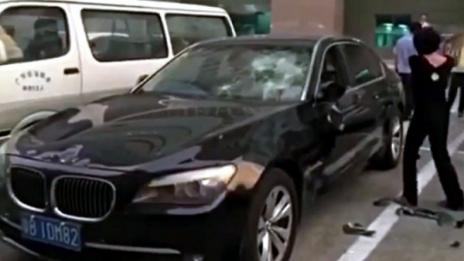 Ревнива китайка размаза с чук чисто ново BMW