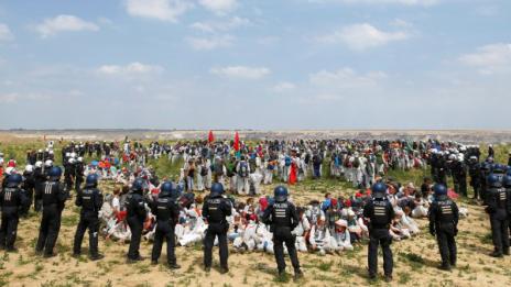 500 протестиращи нахлуха в германска мина  