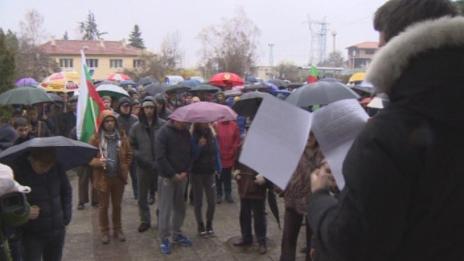 Силният дъжд не спря протестите в Раднево 
