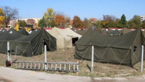 Унгария мести бежанците в палаткови лагери