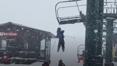 Дете се изхлузи и увисна на лифт (ВИДЕО)