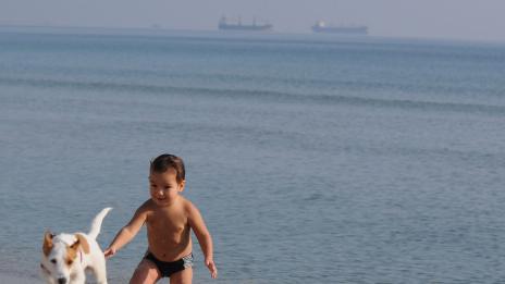 Двегодишно дете се къпа в морето в средата на декември (СНИМКИ)