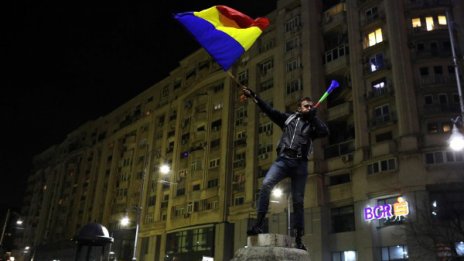 Протестите в Румъния не спират: Хиляди пак на улицата
