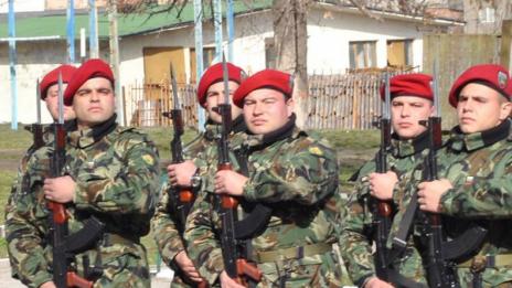 Мъжете над 18 години – директно в запаса