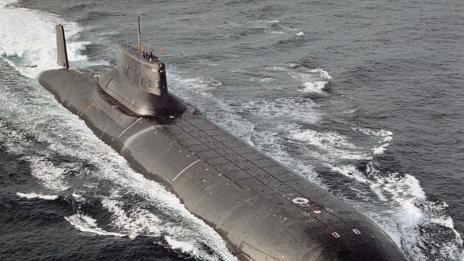Британска ядрена подводница се блъсна в товарен кораб