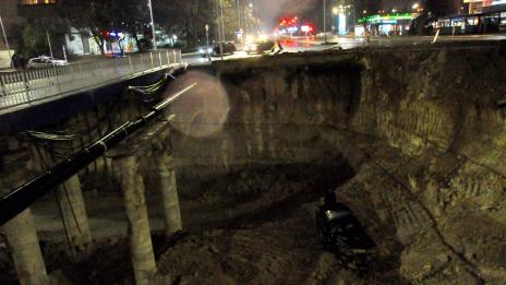 Кола падна в изкоп по трасето на новия бул.&quot;Левски&quot; (СНИМКИ)