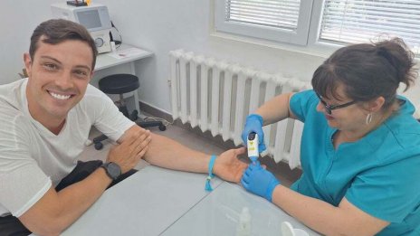 Във Варна актьорът Филип Буков показа колко лесно, безопасно и човешко е да дариш кръв