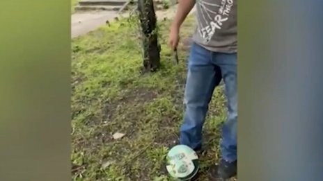 Мъж размаха нож на детска площадка и спука топка за игра