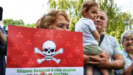 Езерово на протест срещу склад за опасни отпадъци