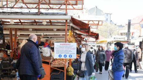Не допускат хора без маски на пазара във Варна (СНИМКИ)
