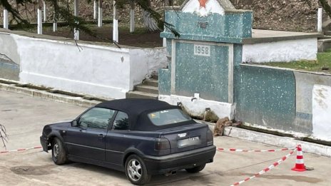Младеж се задуши в колата си