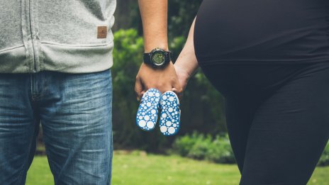 Трайната тенденция: Над 60% от бебетата родени у нас са извънбрачни
