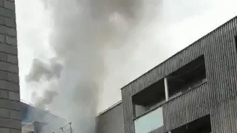 Пожар изпепели новопостроен жилищен блок в Лондон
