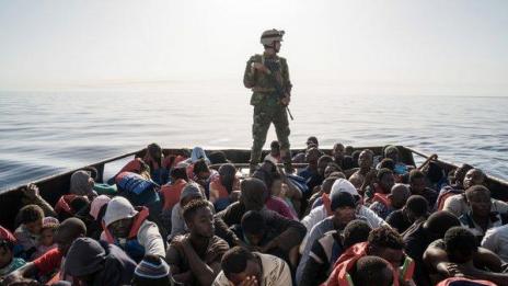 Мигранти загинаха при бягство от нелегален затвор в Либия