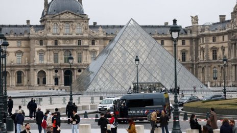 Обраха Лувъра! Задигнати са бижута на Наполеон и императрицата