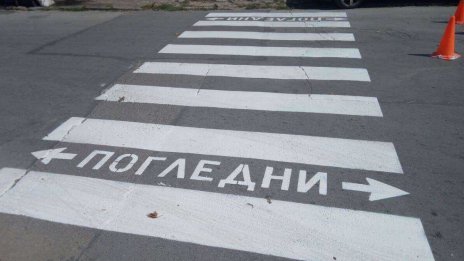 Микробус прегази жена на пешеходна пътека в курорт край Варна
