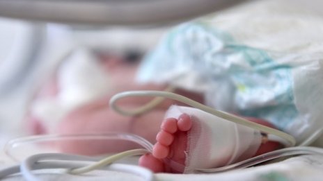 Разследват побой над новородено в  болницата в Търговище