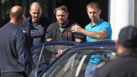 Получи ли си документите, Полфрийман може да напусне страната
