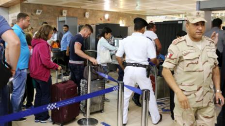 Разследват служители на летището в Шарм ел Шейх