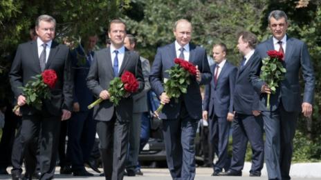 Путин и Медведев почетоха паметта на защитниците на Севастопол