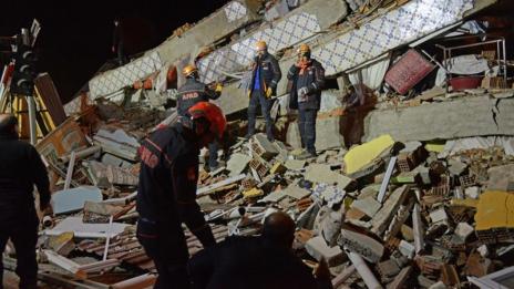 20 загинали и 900 ранени след силното земетресение в Турция