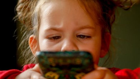 Родителите на 25% от българчетата са в чужбина. Мама и тате от разстояние!