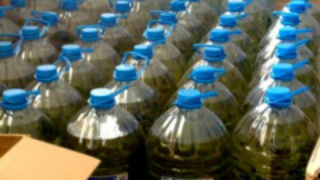 Митничари откриха 260 л нелегална ракия в русенска изба  