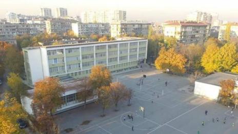 Ученици искат оставката на директор
