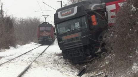 Гръцки тир падна на метър от жп линията край Русе